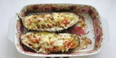 лодочки из баклажанов с сосисками