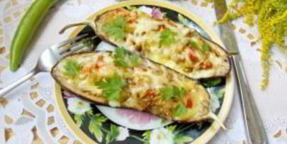 лодочки из баклажанов с сосисками