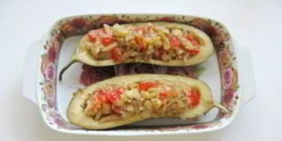 лодочки из баклажанов с сосисками