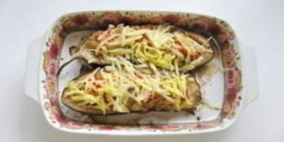 лодочки из баклажанов с сосисками