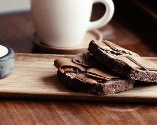 Норвежский коричневый сыр Брюност