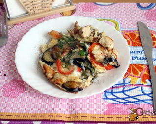 Баклажаны с курицей в омлете