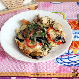 Баклажаны с курицей в омлете