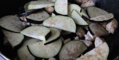 баклажаны с курицей в омлете