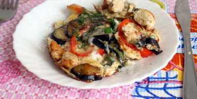 баклажаны с курицей в омлете