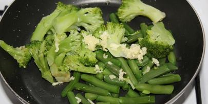 белковый омлет с брокколи и фасолью