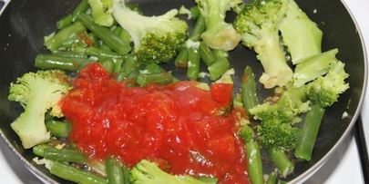 белковый омлет с брокколи и фасолью