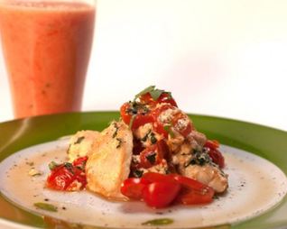 Белковый омлет с цыпленком и базиликом