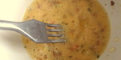 быстрый омлет из микроволновки с чипсами