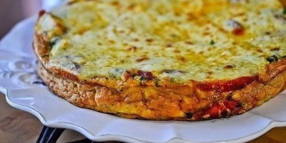 Рецепт фриттата c картофелем, сладким перцем, зеленью и сыром