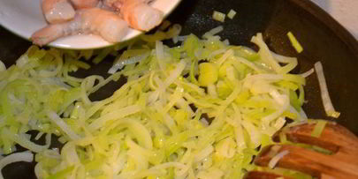 фриттата с креветками и луком пореем