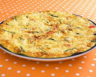 Фриттата с молодым картофелем, цукини, сыром и вялеными томатами