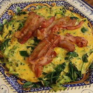 Фриттата с цукини, беконом и шпинатом