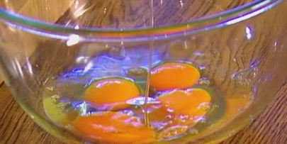 фриттата с цукини, беконом и шпинатом