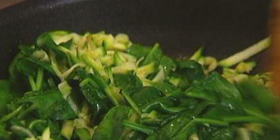 фриттата с цукини, беконом и шпинатом