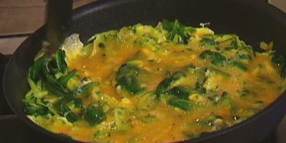 фриттата с цукини, беконом и шпинатом