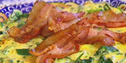 фриттата с цукини, беконом и шпинатом