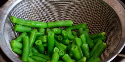 фриттата со стручковой фасолью помидорами черри и грибами