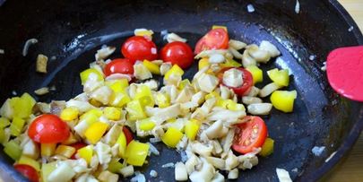 фриттата со стручковой фасолью помидорами черри и грибами