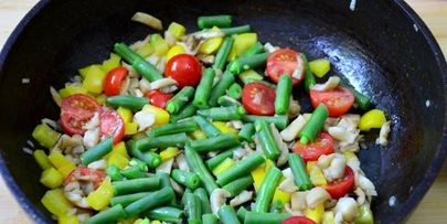 фриттата со стручковой фасолью помидорами черри и грибами