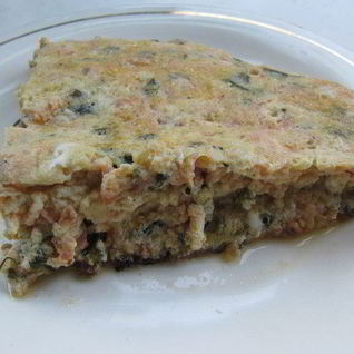 Красный омлет с зеленым луком и шпинатом