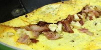 омлет с беконом