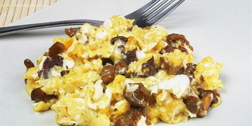 Рецепт омлет с белыми грибами, сыром грюйер и эстрагоном