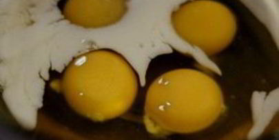 омлет с голубым сыром