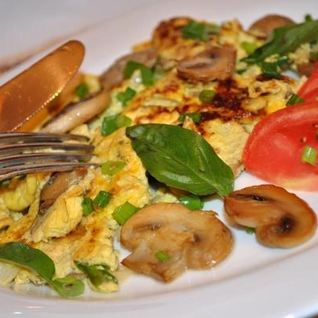 Омлет с грибами и зеленым луком