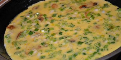 омлет с грибами и зеленым луком