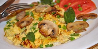 омлет с грибами и зеленым луком