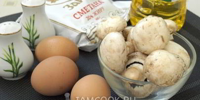 омлет с грибами на сковороде