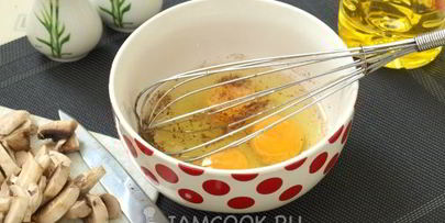 омлет с грибами на сковороде