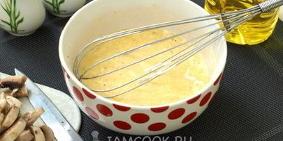 омлет с грибами на сковороде