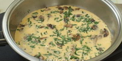 омлет с грибами на сковороде