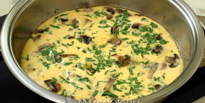 омлет с грибами на сковороде