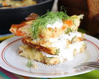 Омлет с картошкой на сковороде