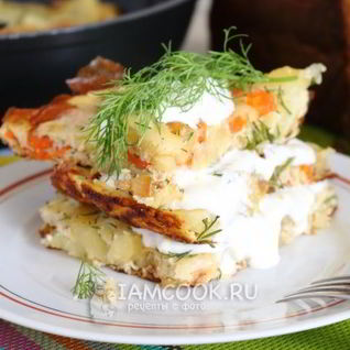 Омлет с картошкой на сковороде