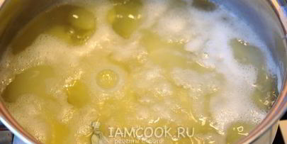 омлет с картошкой на сковороде