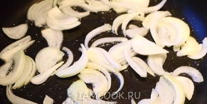 омлет с картошкой на сковороде