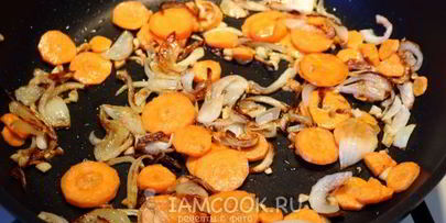 омлет с картошкой на сковороде