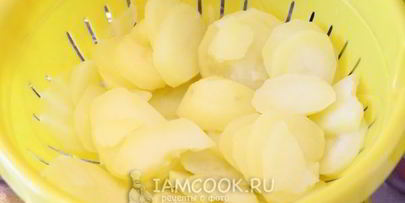 омлет с картошкой на сковороде