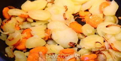 омлет с картошкой на сковороде