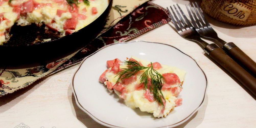 Рецепт омлет с колбасой на сковороде