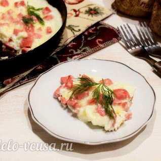 Омлет с колбасой на сковороде