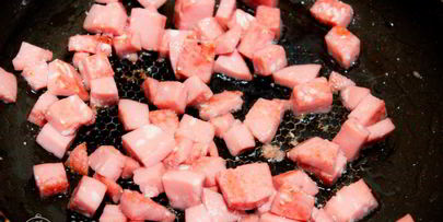 омлет с колбасой на сковороде