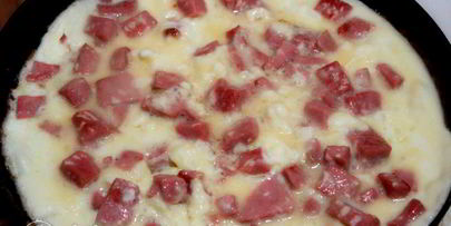 омлет с колбасой на сковороде