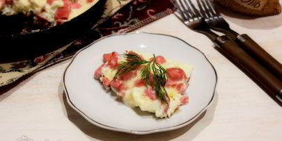 омлет с колбасой на сковороде