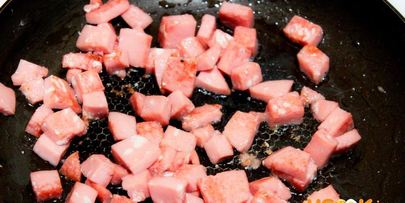 омлет с колбасой