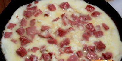 омлет с колбасой